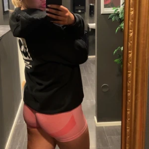 Rosa träninsshorts 💖 - Storlek S, säljer för de har blivit för små för mig nu, köpta för nåt år sen där av ganska billiga, älskar passformen 💘