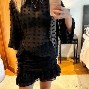 NELLY set  - Säljer detta set från Nelly  Används sparsamt, utan defekter 