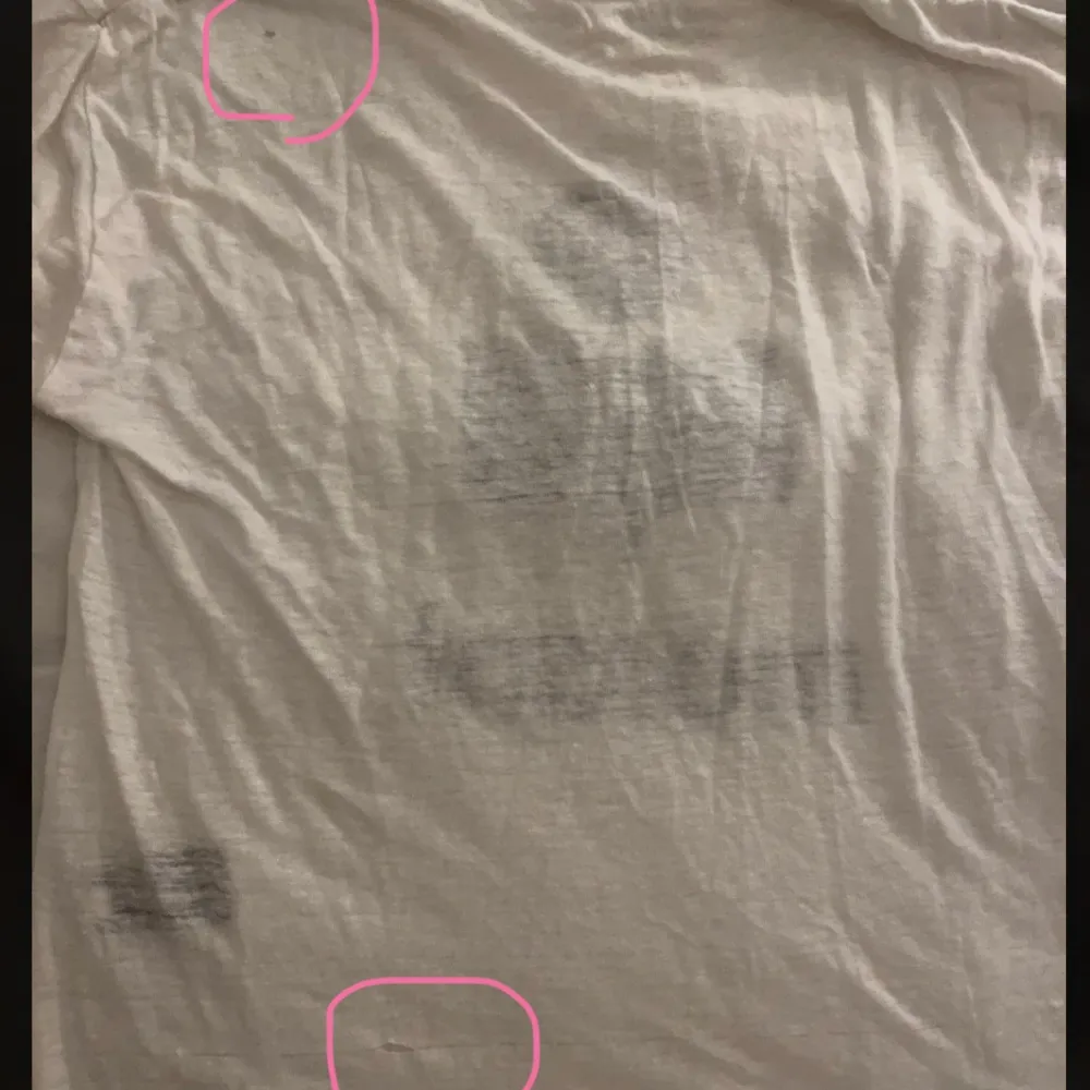 Intressekoll på denna fina Isabel marant t-shirt. Skriv för fler bilder och ge gärna prisförslag. Nypris 1850kr❤️❤️ Den har två pyttesmå hur på ryggen (se sista bilden) . T-shirts.