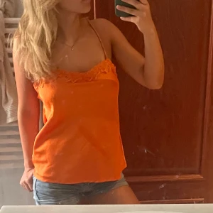 Topp - Jätte fin topp köpt vintage med öppen rygg😊 Skriv om ni vill köpa! Storlek M men passar mig som vanligtvis har S😊