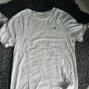 Ralph lauren t-shirt - Bra skick men lite stor i kragen.  Det är barn storlek men sitter som en medium, jag har 2 stycken inne❗️