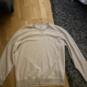 Ralph lauren sweatshirt - Säljer denna Ralph lauren sweatshirten som jag aldrig använt!