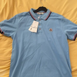 Moncler pike  - En riktigt fin moncler pike i 10/10 skick och aldrig använd. Säljs då den var lite för stor. Finns även i vit fast lite dyrare vid köp. Skriv för att se qr kod eller vid intresse. Kom gärna med prisförslag 