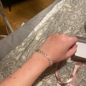 Säljer ett silver armband, och en silver kedja som man kan sätta på nån berlock om man vill! Nypris tillsammans är ca 1050kr men säljer båda för 600kr tsm elr bara armband:399 o halsband:319! Aldrig använt, dem är från guldfynd☺️🤍 presentbox medföljer