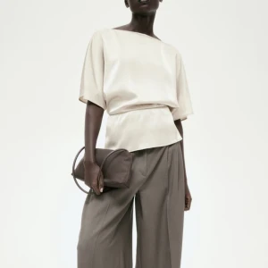 Blus med intagen midja - Jättefin blus från hm som är slutsåld. Blusen är i storlek M och helt oanvänd. Skriv om du har frågor💗