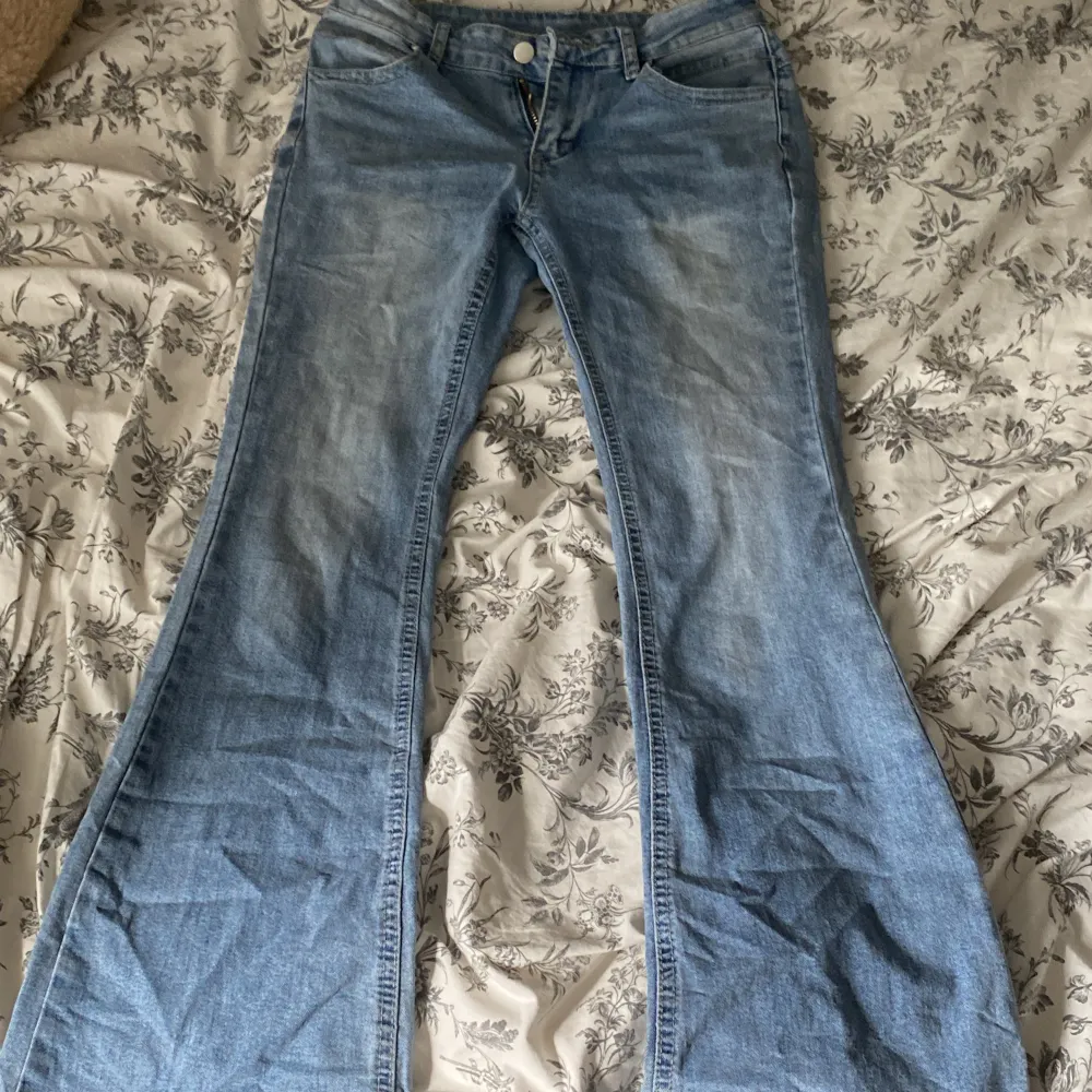 Säljer mina lågmidjade jeans som jag tror är från gina💞storlek XS, väldigt bra skick knappt använda! . Jeans & Byxor.