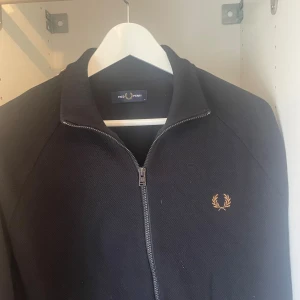 Fred perry full zip - Säljer min full zip. Nypris 1200 mitt pris 375