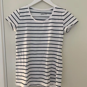 Randig T-shirt  - Denna tröja har används två gånger och är i väldigt bra skick