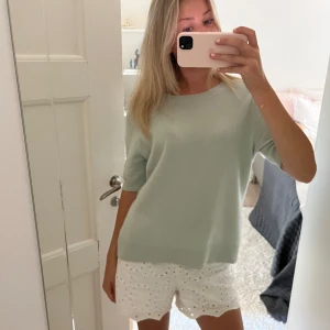 Stickad t shirt - Såå fin stickad t shirt i Kashmir från jackies egna märke, så somrig färg!