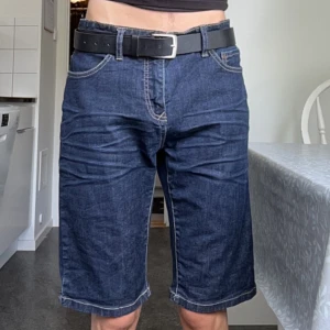 Mörkblå jeansshorts  - Mörkblå jeansshorts i fint skick, storlek 30. 40 cm mätt rakt över midja och innerbenslängd 28 cm! 