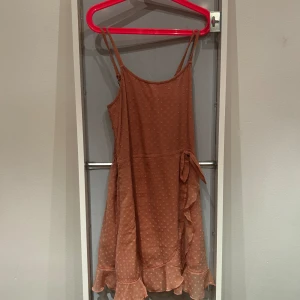 Rosa klänning - Jätte fin rosa klänning ifrån Abercrombie & Fitch. Den är i väldigt bra skick. Det är barn storlek 9/10 men det passar även XXS. Nypris ca 600kr. ❤️