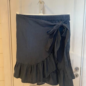 Volang kjol i denim - Säljer denna volang kjol. Näst intill oanvänd. Luftig och funkar perfekt till sommaren