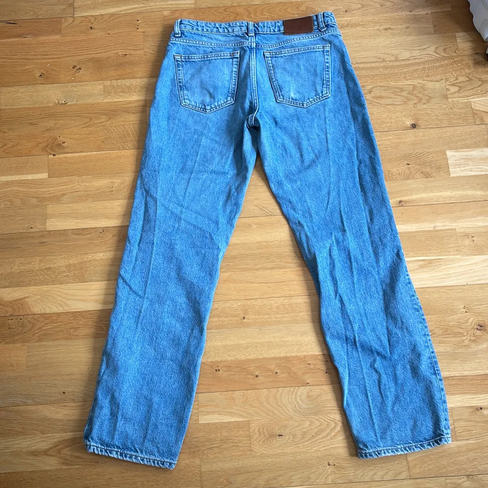 Midrise jeans från zara som inte kommer till användning. Storlek 40 men passar även 38. Skriv för frågor!. Jeans & Byxor.