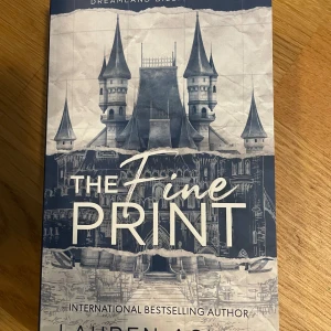 The fine print - The fine print av lauren asher. Den är i nyskick utan defekter. Nypris 132, mitt pris 60kr