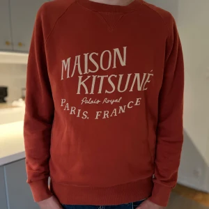Maison Kitsuné tröja  - Riktigt schysst skick | Nypris: 2500kr - Mitt pris: 699kr | DM vid eventuella frågor och likande! 