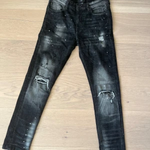 Supply & Demand jeans  - Hej, säljer nu ett par supply & demand jeans i svart färg. Jätte bra skick, använda 1-2 gånger. Storleken är 30W och sitter riktigt bra. Hör av er vid frågor eller funderinga