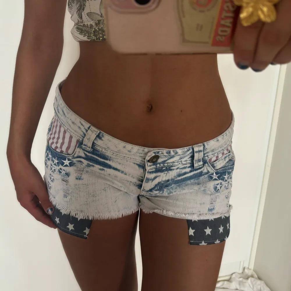 Så snygga lågmidjade vintage jeansshorts med usa tryck. Jag är 168 och det är mina bilder. Köp via köp nu direkt eller Swish, kvar tills markerad som såld 🌸. Shorts.