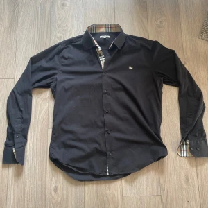 Burberry Skjorta - En riktigt stilig burberry skjorta som är perfekt för många tillfällen. 🥂🎉  Bra skick, i princip omöljigt att märka några tecken på användning.  Storlek L men mer som M. Jag är själv S och den passar mig okej.  Priset är inte hugget i sten, skriv! 🍾 