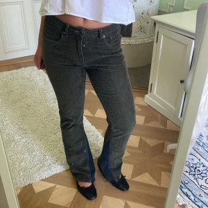 Gröna byxor - Säljer nu dessa unika utsvängda byxor i grönt ”krokodil-glittrigt” mönster! Supersköna i ett manchester-liknande material och svart insytt material på byxornas insida längst nere💚Stolek M ungefär i midwaist modell!