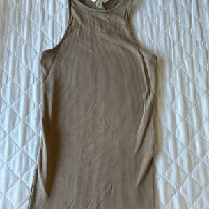 Klänning - Beige/brun aktig basic klänning.