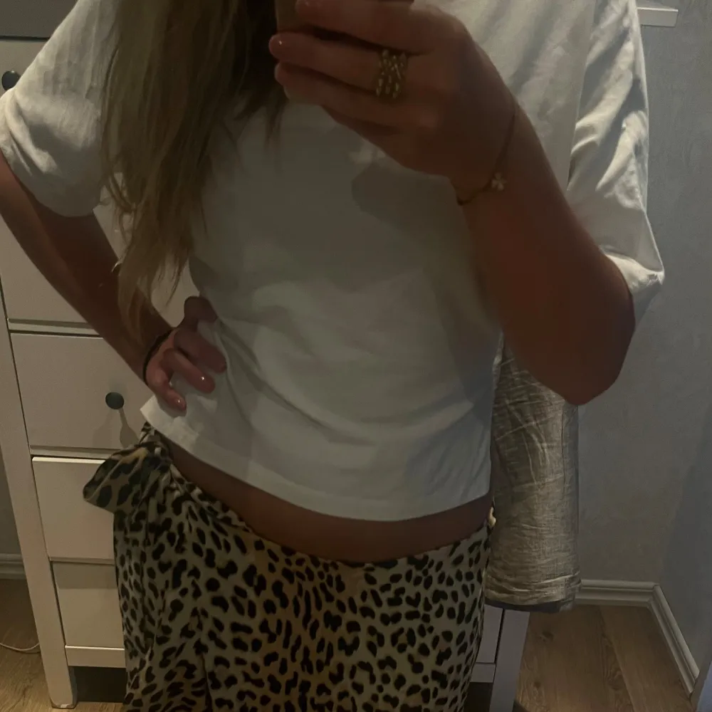 Svin snygg leopardkjol från Gina tricot! Knappt använd och i så bra sick. Slutsåld på hemsidan🐆💌. Kjolar.