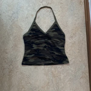topp/linne - Säljer den här kamouflage mönster rynkad halterneck topp från SHEIN i storlek 36 hör av dig om du har några frågor 💕