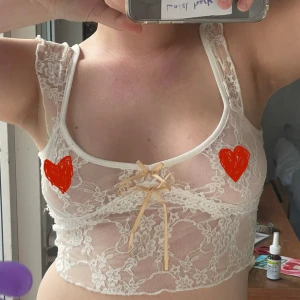 Spets topp  - Super gullig och snygg spets topp i relativt bra skick. Fin att ha bara dom den är eller så kan man lagra den med ett annat plagg. 🎀🎀