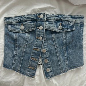 Jeans topp - Säljer denna snygga jeans top från New Yorker🤍 Resår i ryggen Helt oanvänd!