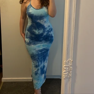 Blå klänning  - Storlek 40 pris 149kr