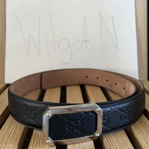 Gucci Signaature Leather Belt - Gucci Signature Leather Belt🎩  -Storlek: 90 (Finns flertal hål) -Skick: 9/10 -Nypris: 4600kr -Vårat pris: 2200kr -Frakt: 65kr (Hemlevererat spårbart)📦  Tveka inte att höra av dig vid minsta frågan! *We are not affiliated with any brands offered!