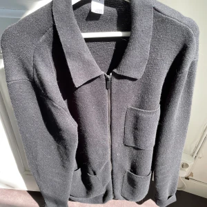 Cardigan - Grymt snygg cardigan från ”visual clothing project i storlek XL, passar L med. Grym kvalitet, perfekt till hösten och sommarkvällar. Nyskick, nypris=800kr. 