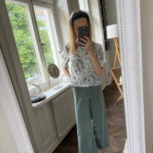 Militärgröna marinejeans från Zara - Zara straight cropped jeans. I deras marine modell. storlek 146/152 barn men ser ut som på bild på mig som är 160