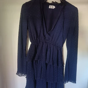 Mörkblå klänning Linn Ahlborg x NA-KD - Jättefin klänning som säljs då den inte kommer till användning. 💕 Aldrig använd, endast testad. Prislapp är ej kvar.   De tre sista bilderna är ej mina, men  visar en likadan klänning i vit.   ! Tryck ej köp !