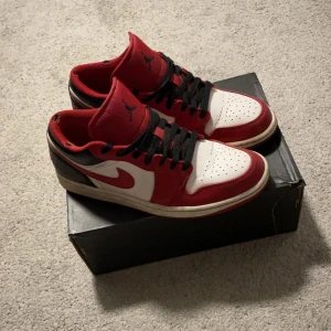 Jordan 1 low  - Säljer nu dessa jordans i storlek 44,5 då jag inte använder dem mer. Dem är i 8/10 skick och kommer med box. Boxen och skorna är lite skadade (bild 2 & 3) men syns inte så tydligt när man har på sig dem. Pris kan gå ner vid snabb affär. Frågor=skriv🤝