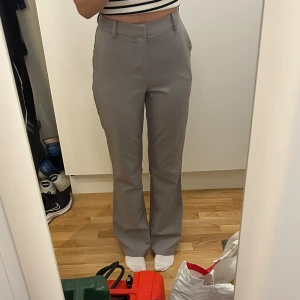 Gråa kostymbyxor  - Superfina högmidjade kostymbyxor från Bik Bok, bra kvalitet då de knappt är använda 