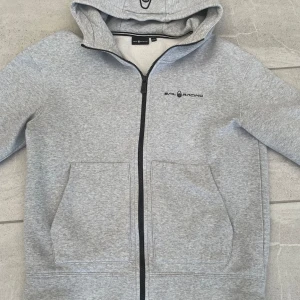 Sail Racing hoodie - Tja! Säljer min Sail Racing hoodie pga att jag har växt ur den. Skicket på hoodien är 10/10 och den har inga tecken på slitage, väldigt lite använd. Storlek S på hoodien.
