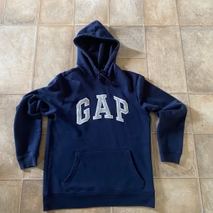 Gap hoodie  - En hoodie från gap använd några gånger, inget fel på hoodien den är som ny!