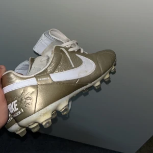 Fotbollsskor  - Använda ca 5 gånger, ny pris 1200kr