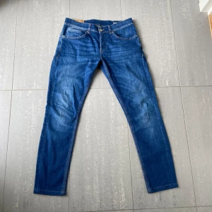 Dondup Jeans George  - Säljer nu dessa riktigt snygga dondup jeans som är i riktigt bra skick utan några direkta defekter, enda är att storleksslappen inuti är klippt men märks verkligen inte, skriv vid fler frågor o funderingar🙌🏼