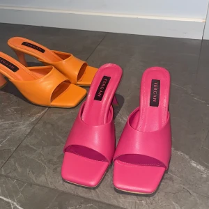 Rosa klackskor - oanvänd!💗 - Helt nya klackskor i färgen ”matt skrikrosa”. Mycket efterfrågad, har aldrig kommit till användning då storleken var fel och ingen retur fanns. Köpt för 749kr säljer för 230kr, men priset kan såklart alltid diskuteras💗🫶🏼. Har en i orange färg också🧡