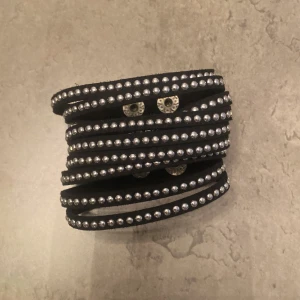 Tyg armband  - Jette bra skick på detta armband. Har aldrig blivit använd. Nio render på armbandet. Går att skjustera. Är köpt för 250 kronor i Dubai. Jag säljer den för att jag efter märkte att det inte var min stil. Pris går alltid att diskuteras.💖