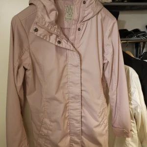 Jacka beige  - Säljer min beigea höst jacka i storlek 40