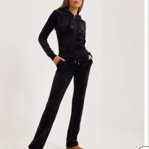 Juicy couture set  - Säljer mitt juicy set som jag endast använt några få gånger💓 koftan är i storlek S och byxor i XS⭐️ antingen hela setet för 700kr eller var för sig 400 styck⭐️ priser går att diskutera 