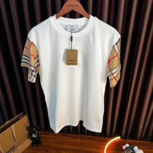 Burberry tshirt - Storlek L Helt oanvänd med prislapp. Priset är fast. Går ej att diskutera! Fraktas direkt samma dag :) 