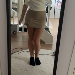 Beige kjol - Beige kjol , så fin ifrån zara  Storlek xs 
