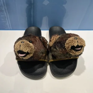 Adidas & Jeremy scott tofflor  - Använd bara några gånger. Jätte fina och sköna, storlek 31