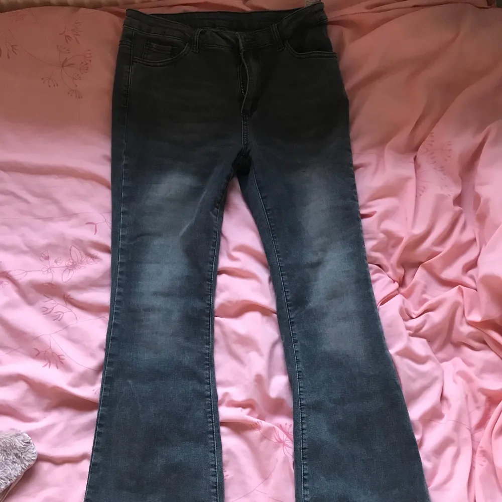 Ett par mörkblå bootcut jeans med en lätt fade. Likt ett par andra jeans jag säljer. Jeans & Byxor.