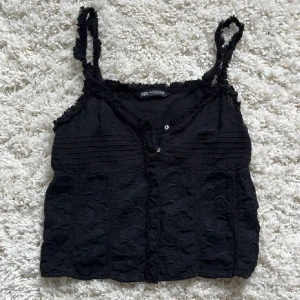 Topp från zara - Säljer detta super gulliga linnet från zara som är super fint nu i sommar eller i höst. Nästan aldrig använt💕