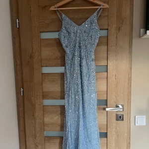 Balklänning  - Den e väldigt bra skick , sparsamt använd endast en gång. Den är uppsydd efter mig , jag är 150 och hade 9cm klackar å den var ner till marken då. Säljs eftersom att den ej kommer komma till använd mera . Fler bilder kan skickas 