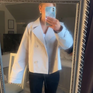 beige trenchcoat  - säljer min fina trenchcoat ifrån lager 157, perfekt nu till hösten!! Som ny endast använd en gång! Skriv vid frågor💓💓
